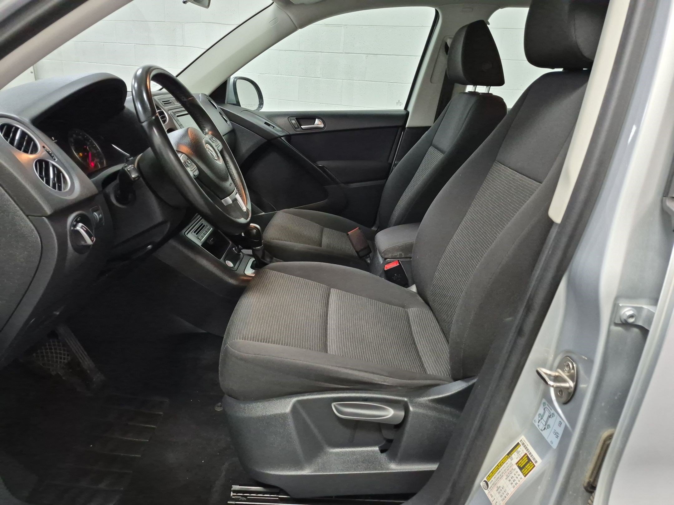 Used 2017 Volkswagen Tiguan Limited w/ Premium Package AWD/4WD image 18