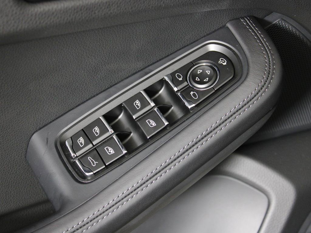 Certified 2026 Porsche Macan AWD/4WD image 15