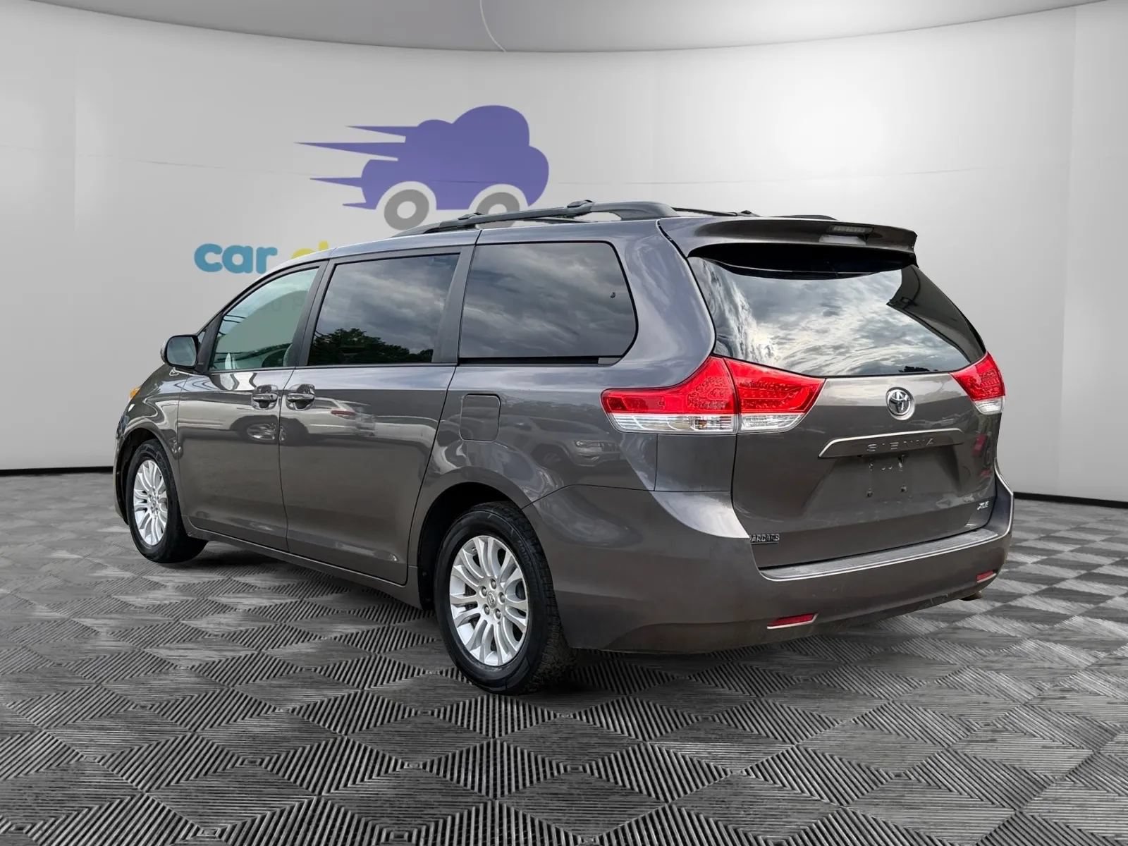 Used 2012 Toyota Sienna XLE w/ Entertainment Pkg FWD image 4