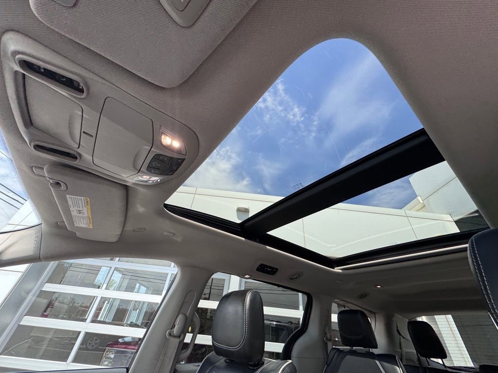 Used 2023 Chrysler Pacifica Limited FWD image 23