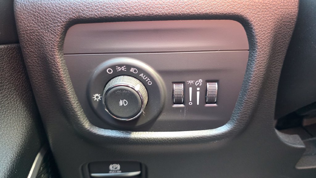 Used 2023 Jeep Grand Cherokee Limited AWD/4WD image 32