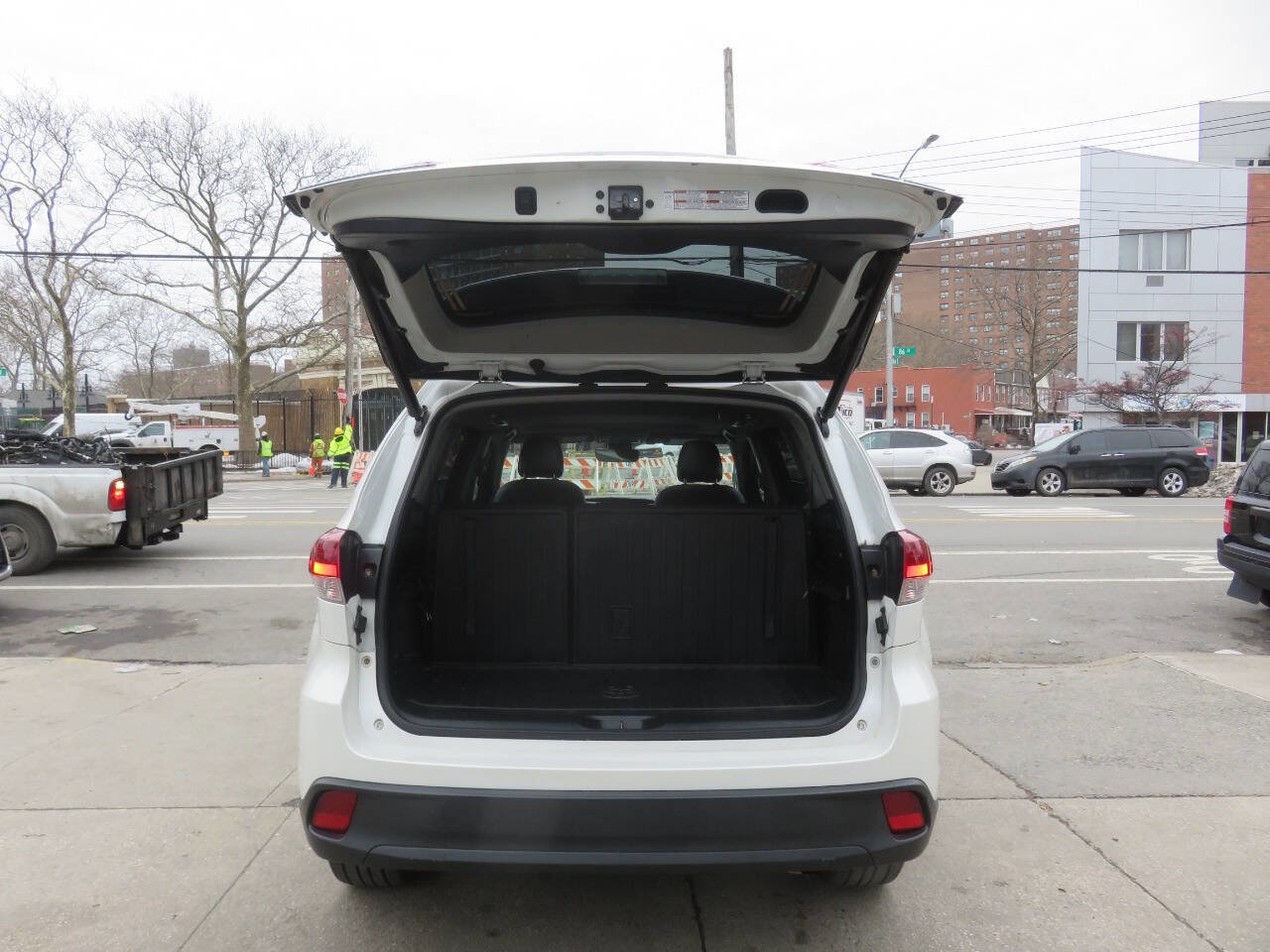 Used 2019 Toyota Highlander SE image 25