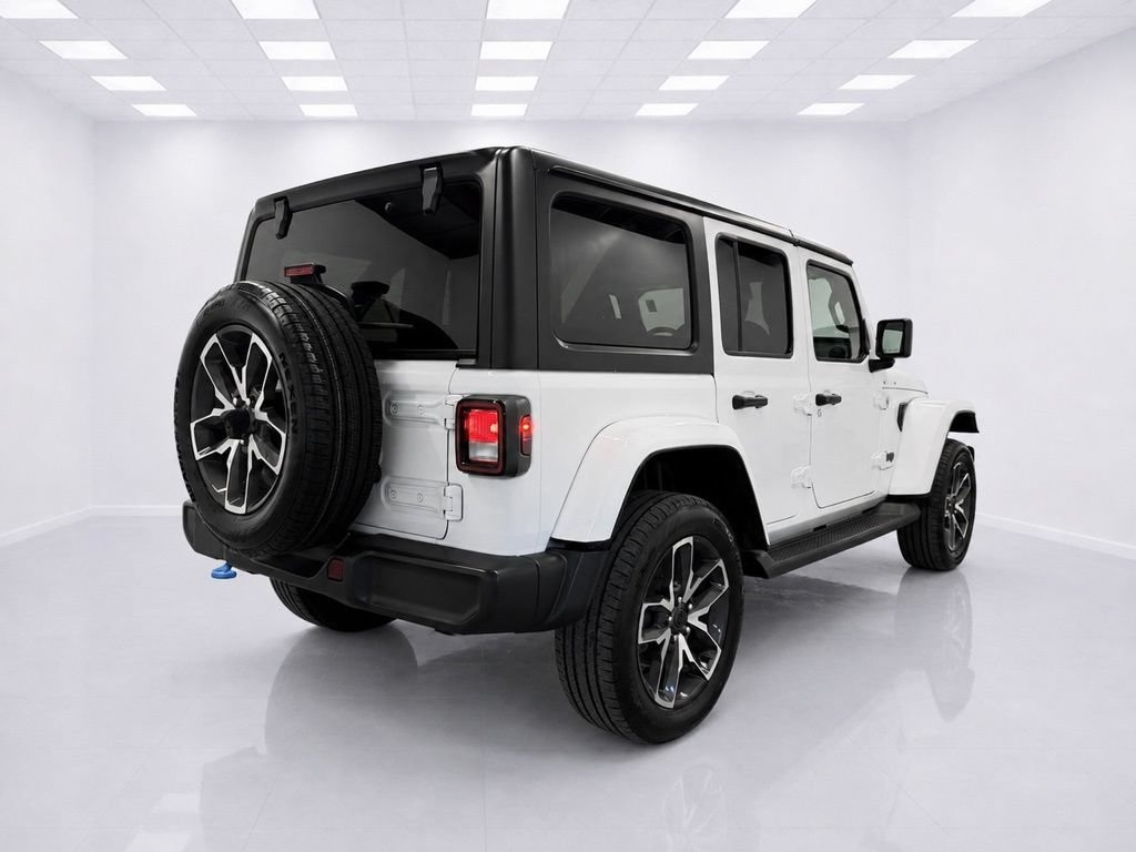 Used 2024 Jeep Wrangler Unlimited w/ Convenience Group AWD/4WD image 4
