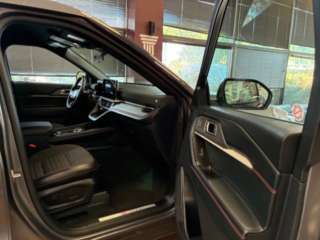 Used 2025 Ford Explorer ST-Line w/ ST-Line Street Pack AWD/4WD image 36