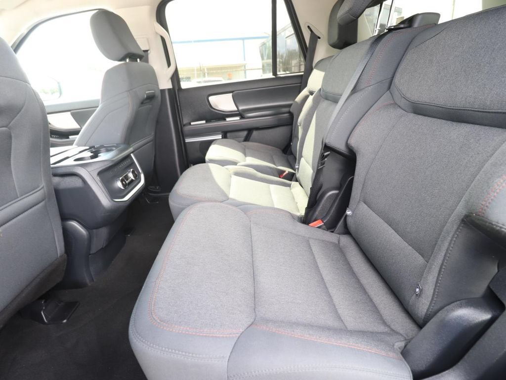 Used 2025 Ford Expedition Active RWD image 4