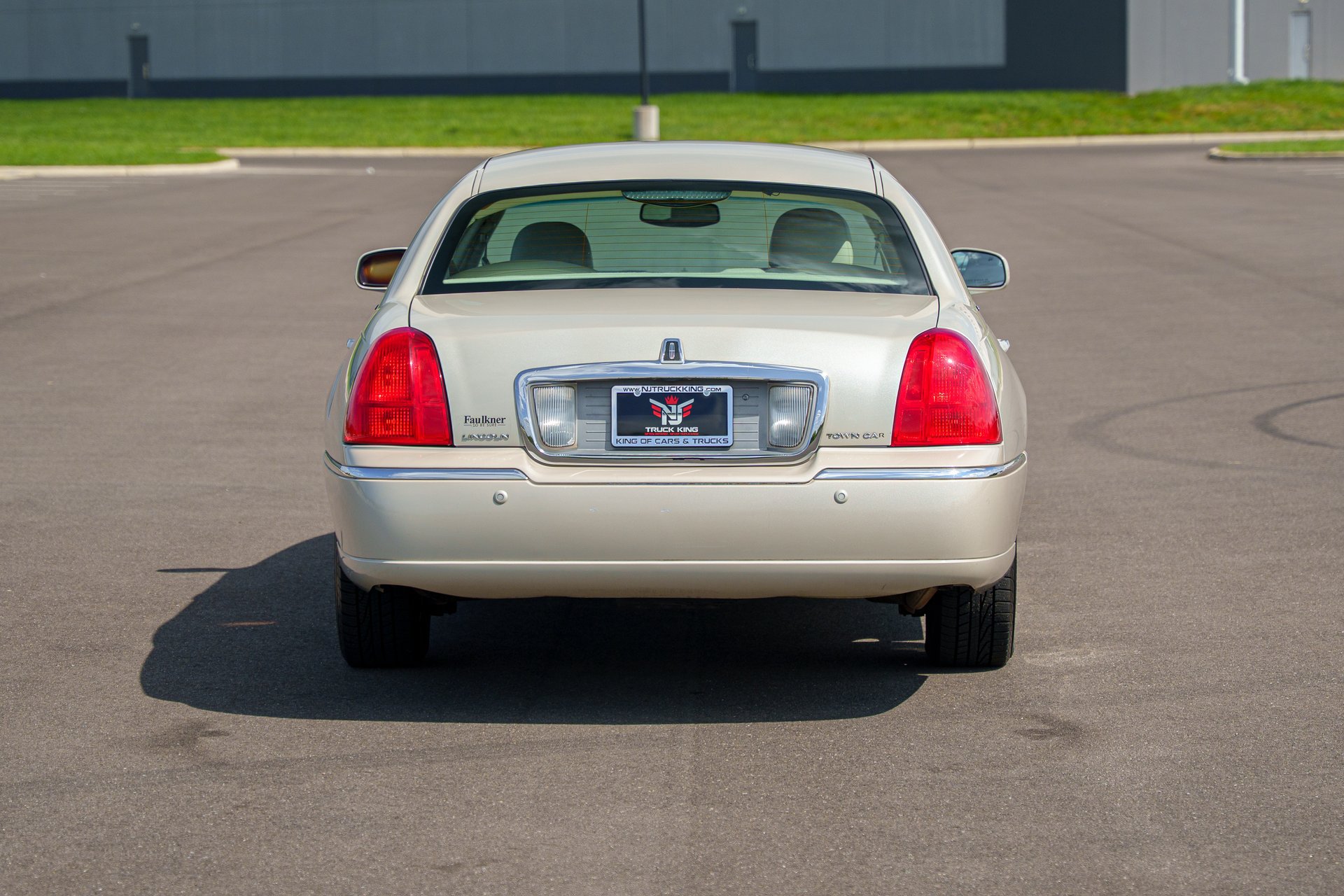 Used 2004 Lincoln Town Car Ultimate RWD image 10