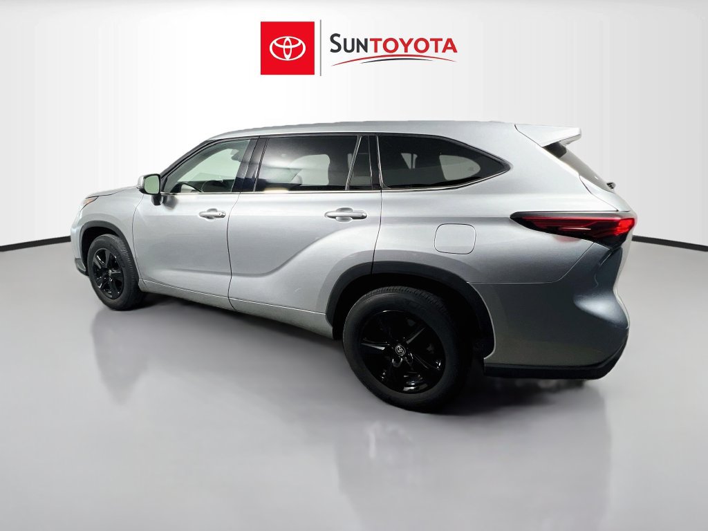 Used 2021 Toyota Highlander LE FWD image 5