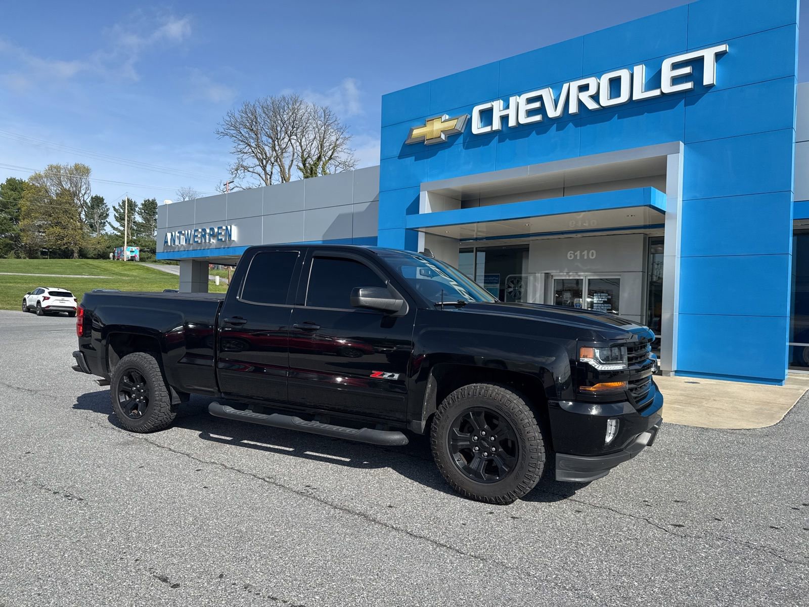 Used 2017 Chevrolet Silverado 1500 LT w/ Midnight Edition image 4