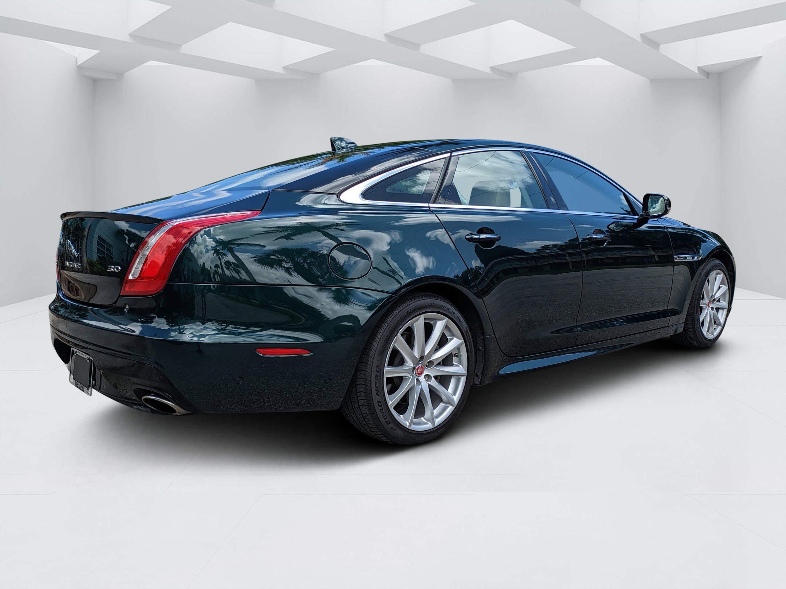Used 2017 Jaguar XJ R-Sport image 3