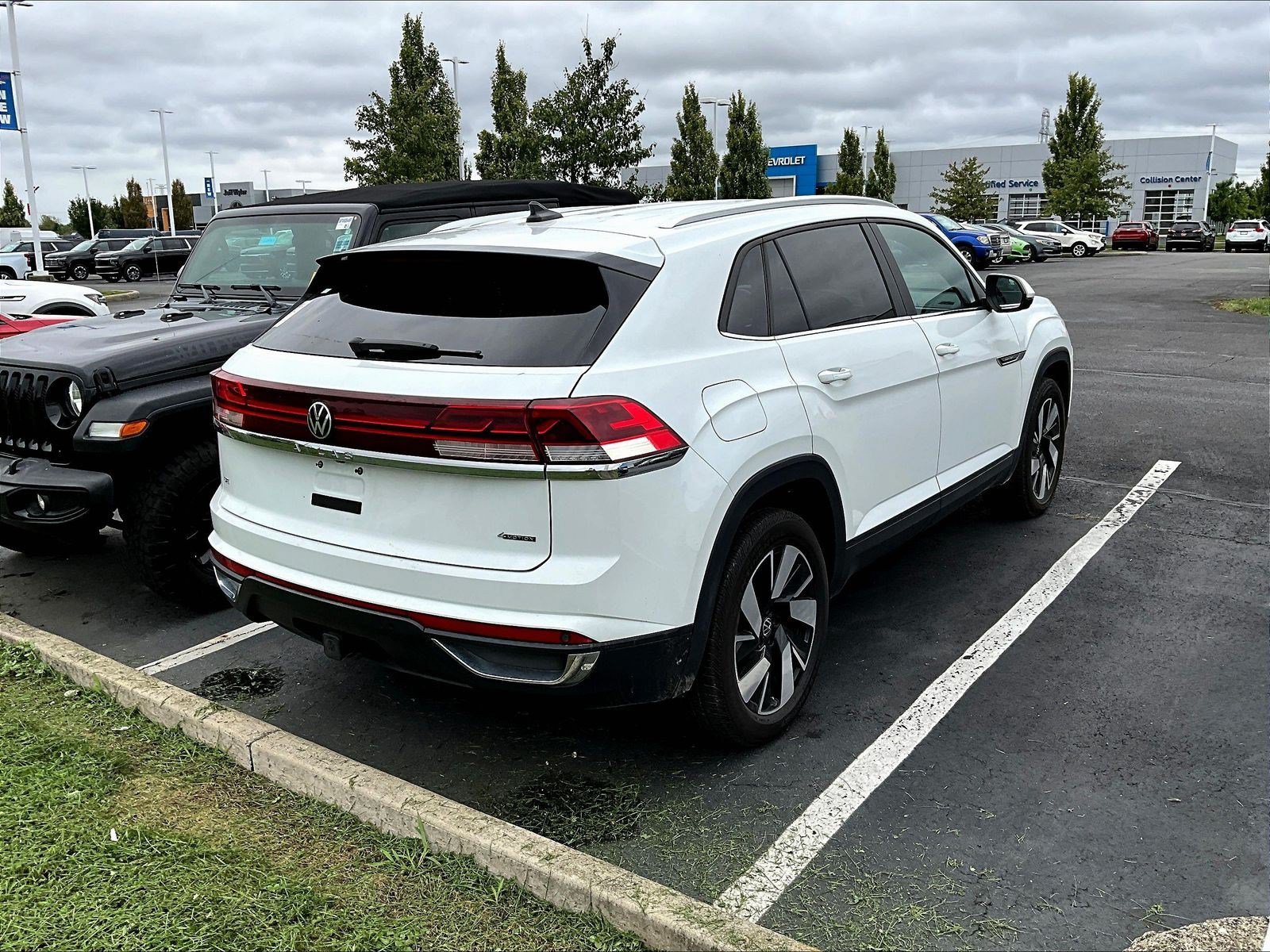 Used 2024 Volkswagen Atlas Cross Sport SE AWD/4WD image 2