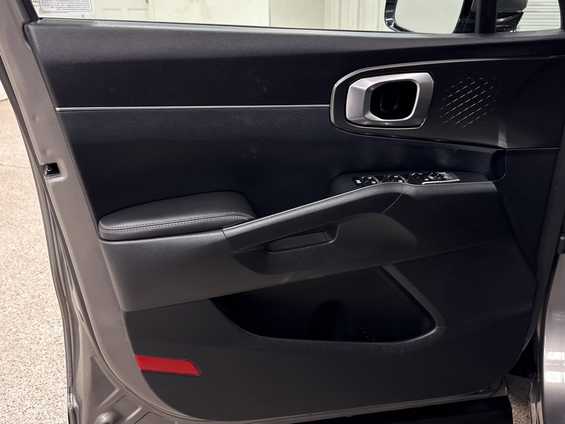 Used 2025 Kia Sorento EX w/ EX Panoramic Sunroof Package image 3