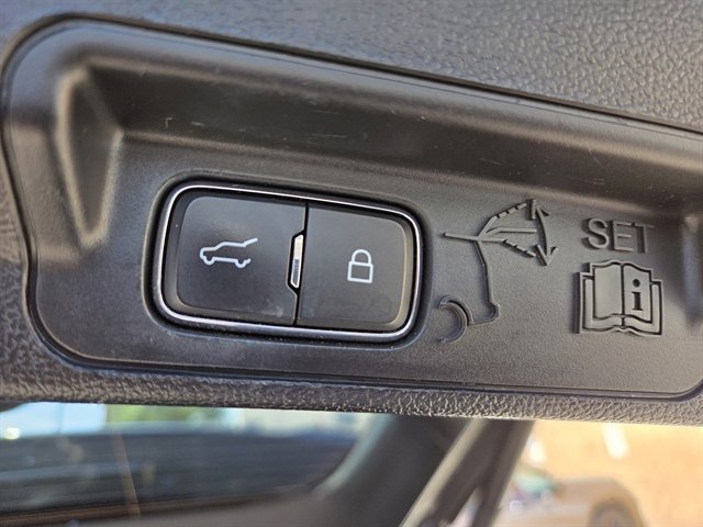 Used 2020 Ford Explorer XLT image 12