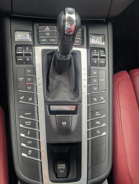 Used 2017 Porsche Macan Turbo AWD/4WD image 22