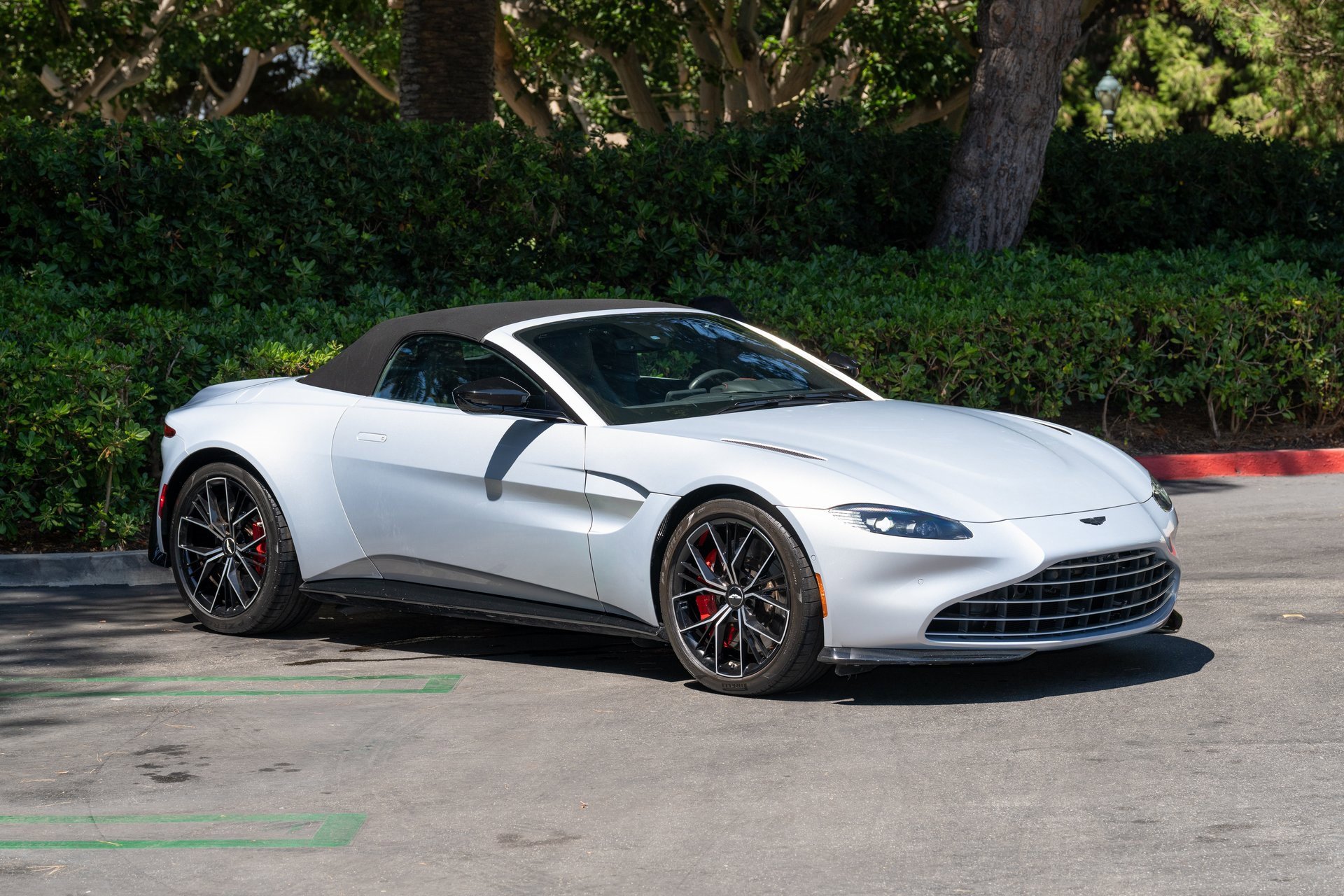 Used 2023 Aston Martin V8 Vantage Roadster image 2