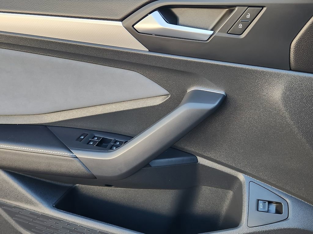 Certified 2025 Volkswagen Jetta SE w/ Sunroof Package image 6