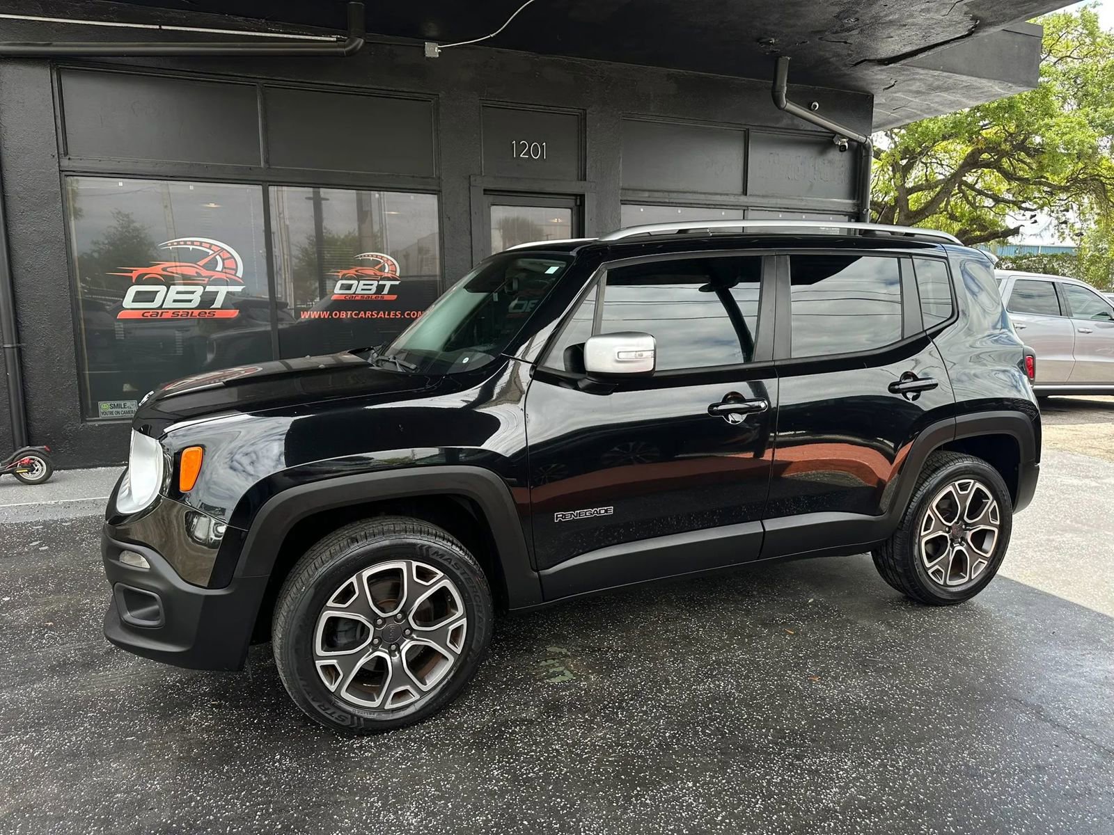 Used 2016 Jeep Renegade Limited image 2