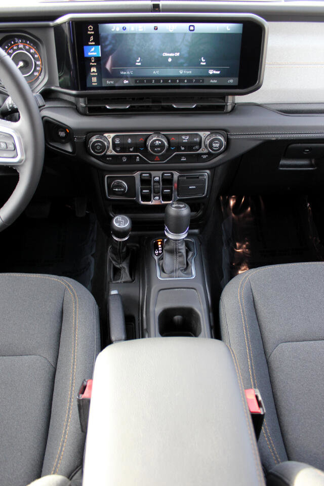 Used 2025 Jeep Wrangler Sahara image 17
