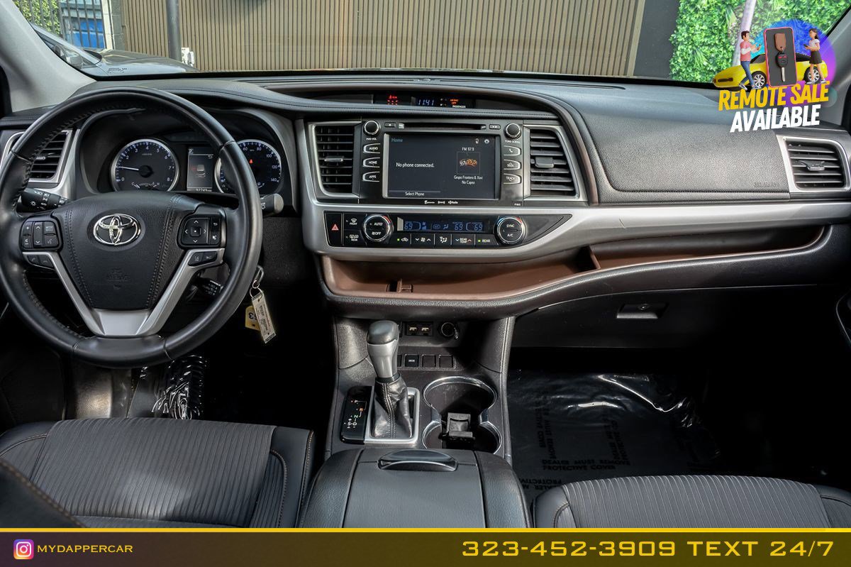 Used 2019 Toyota Highlander Plus w/ Carpet Mat Package (TMS) FWD image 21