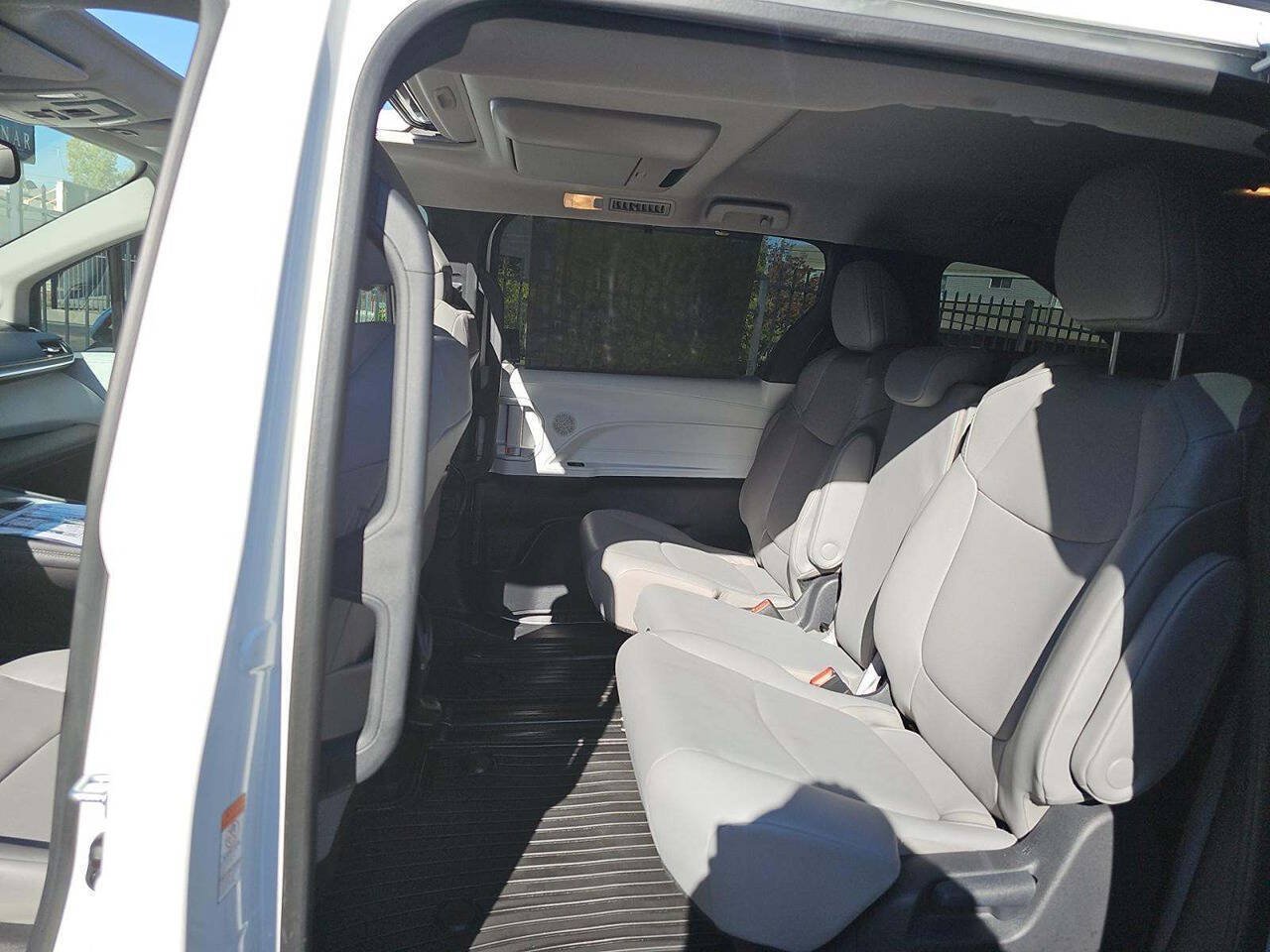 Used 2025 Toyota Sienna XLE w/ XLE Plus Package FWD image 15