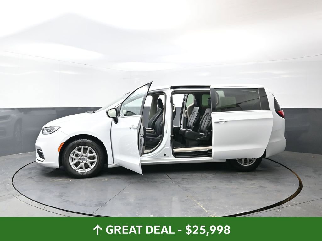 Used 2024 Chrysler Pacifica Touring-L image 59
