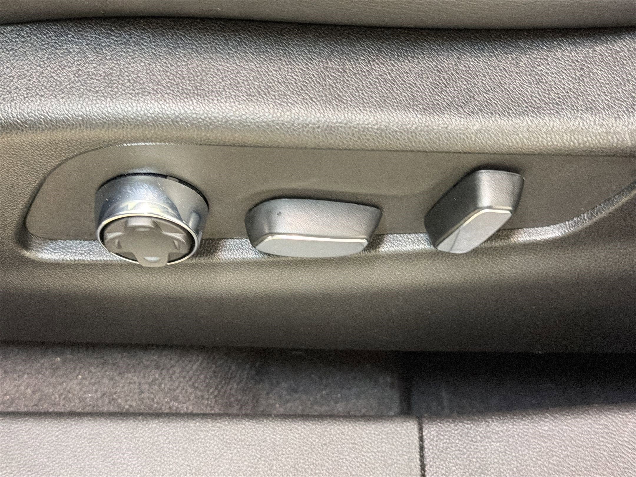 Used 2025 Cadillac XT4 Premium Luxury FWD image 13