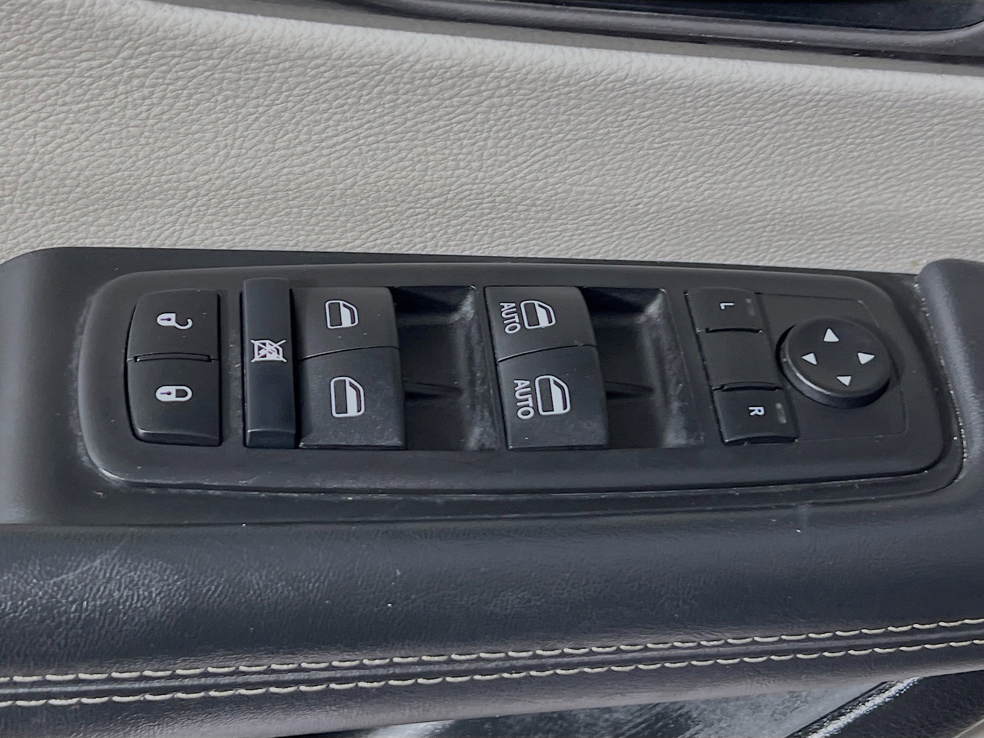 Used 2024 Chrysler Pacifica Touring-L image 17