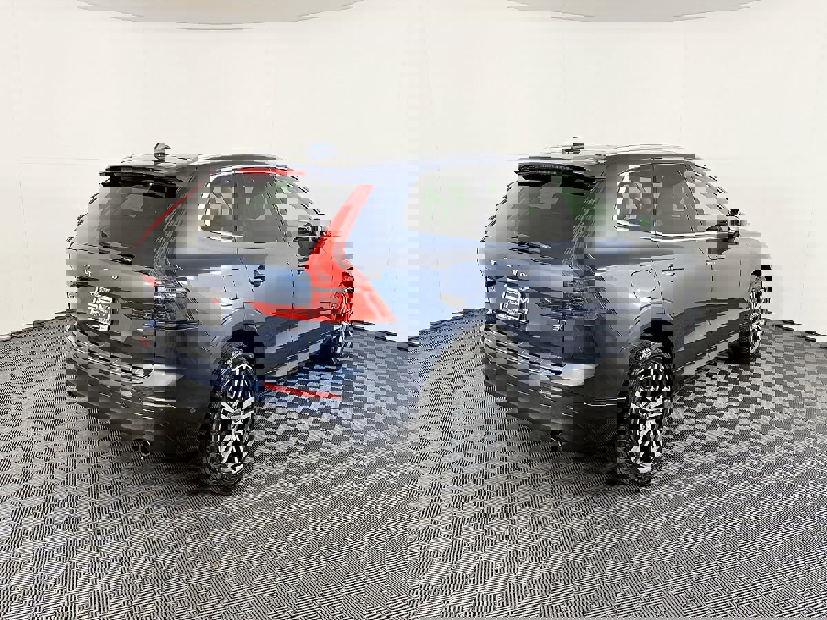 Used 2018 Volvo XC60 T5 Momentum w/ Convenience Package image 7