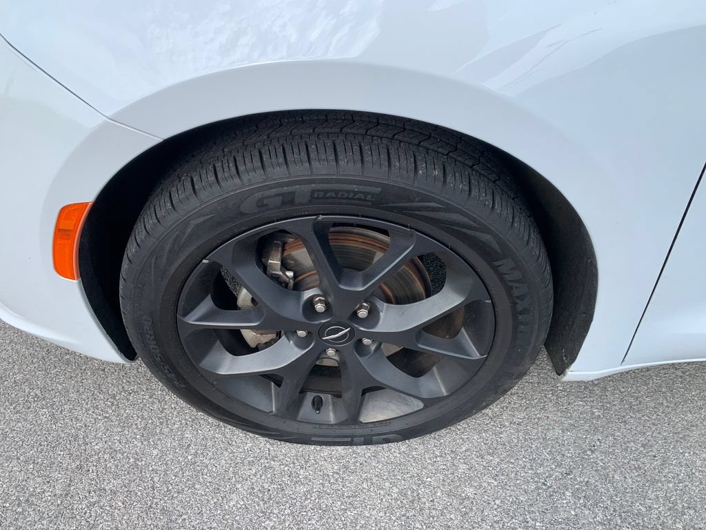 Used 2025 Chrysler Pacifica Limited FWD image 2
