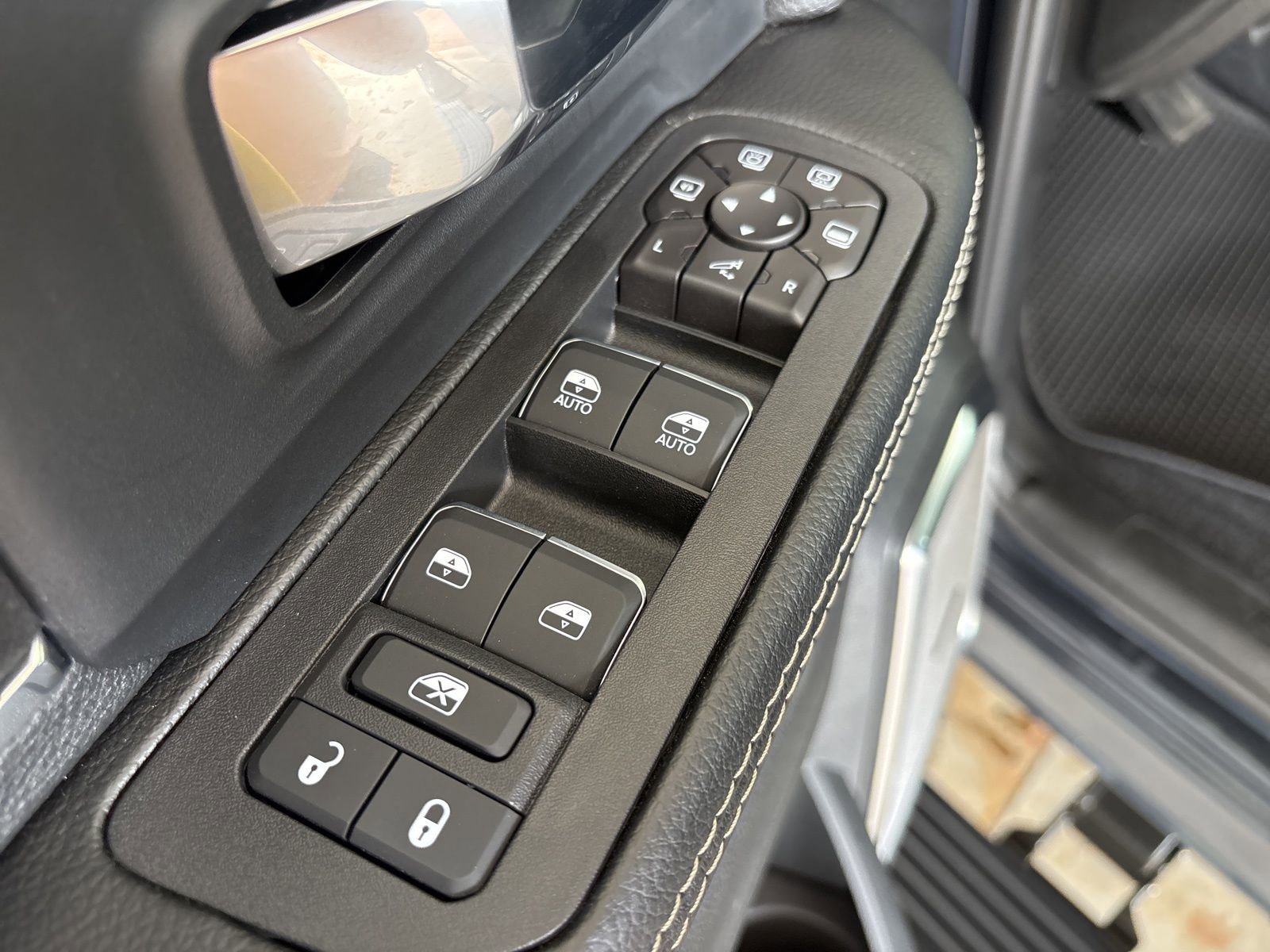 Used 2026 RAM 2500 Laramie AWD/4WD image 12