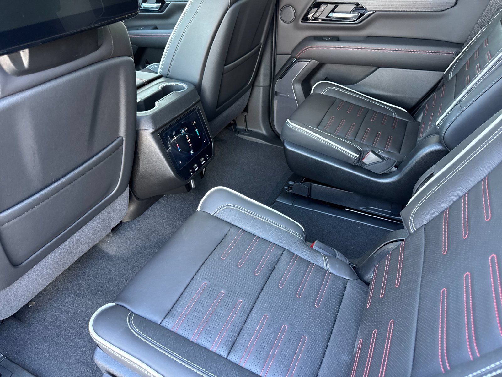 New 2026 GMC Yukon AT4 Ultimate AWD/4WD image 12