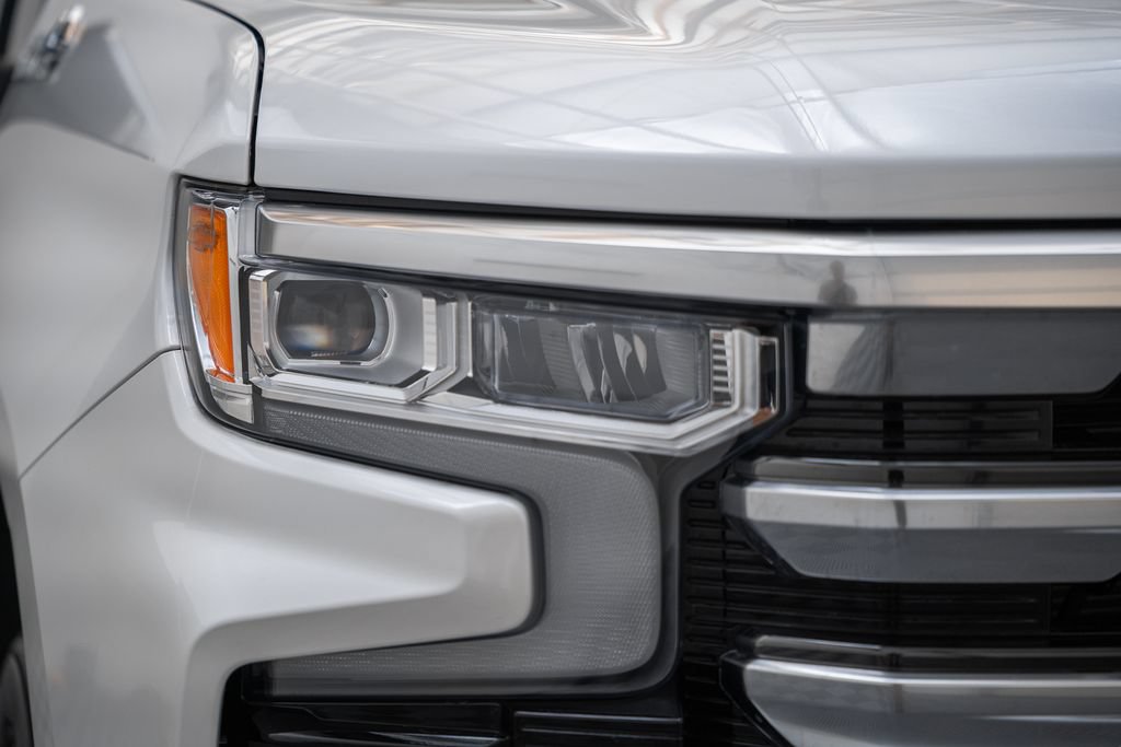 Used 2025 Chevrolet Silverado 1500 High Country AWD/4WD image 13