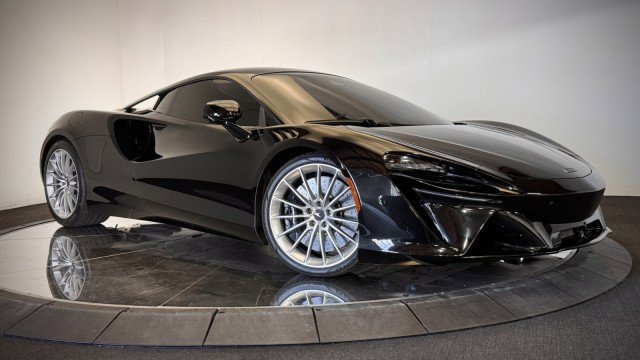 Used 2025 McLaren Artura RWD image 14