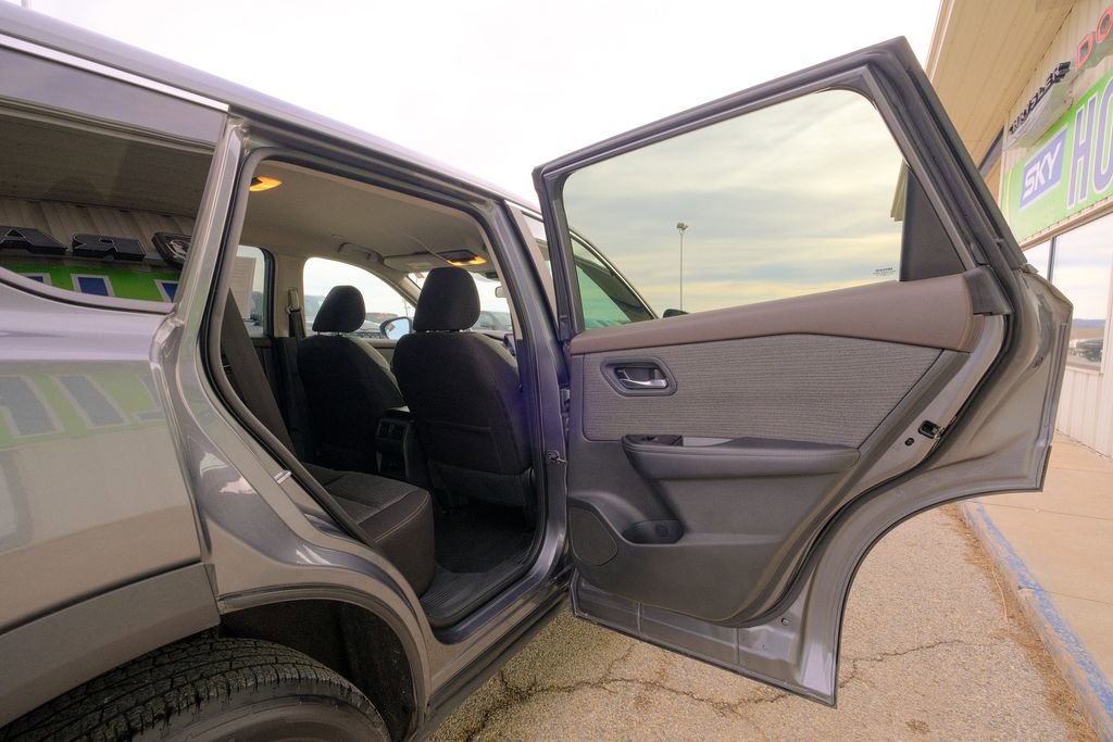 Used 2023 Nissan Rogue SV image 19