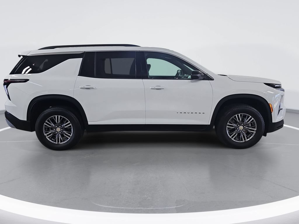 Used 2025 Chevrolet Traverse LT FWD image 2