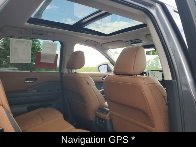 Certified 2025 Nissan Pathfinder Platinum w/ Cargo Package AWD/4WD image 17