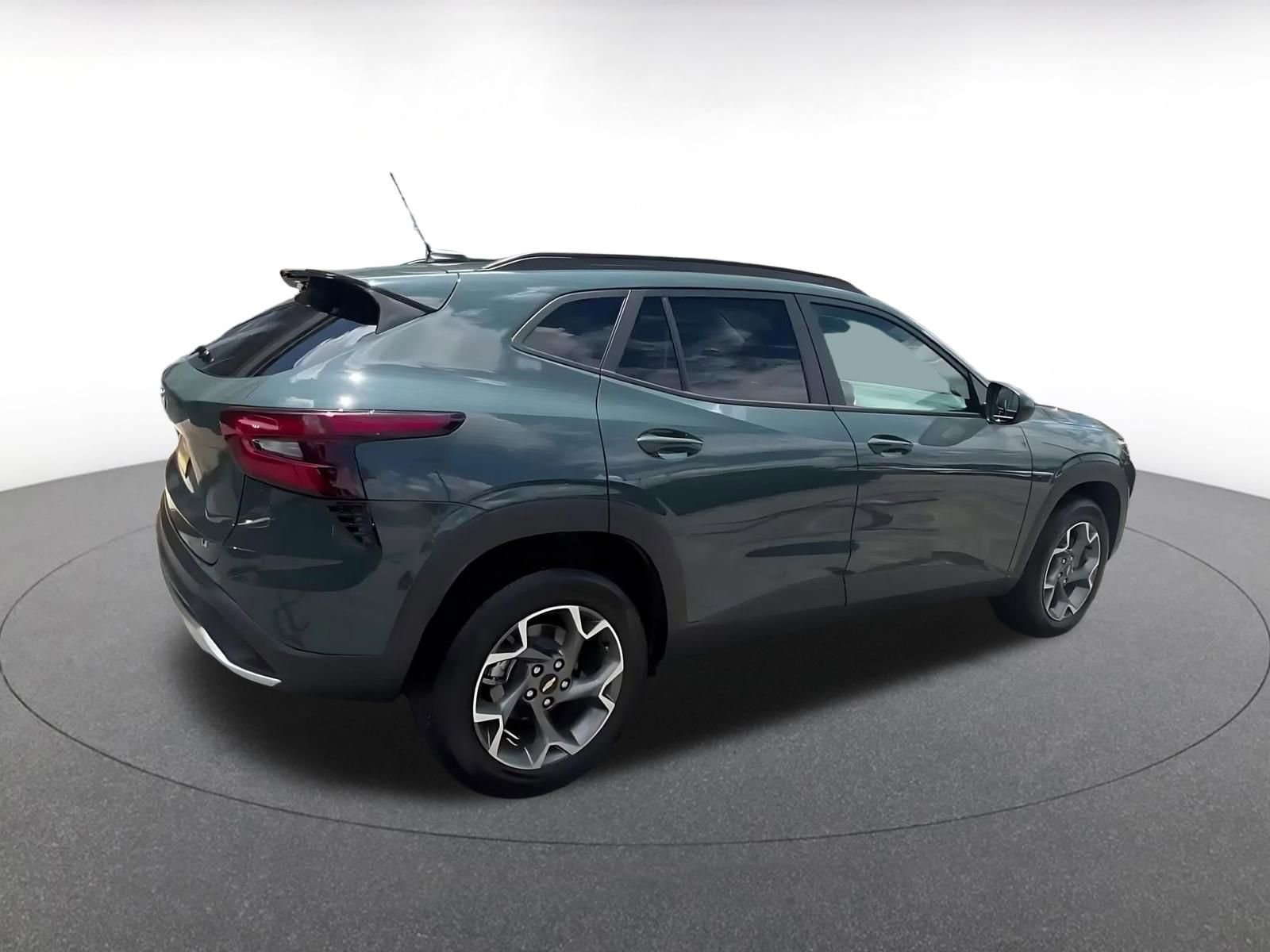 Used 2025 Chevrolet Trax LT FWD image 13