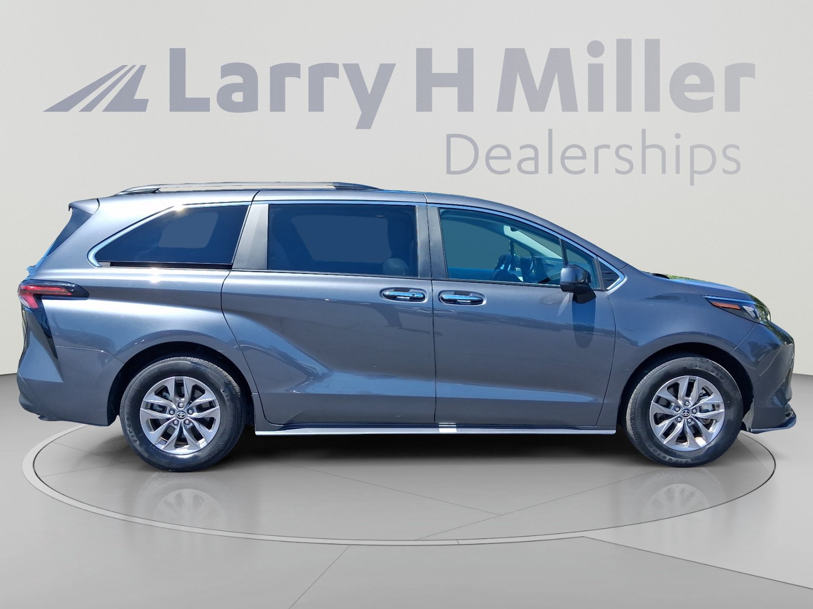 Certified 2025 Toyota Sienna XLE FWD image 6