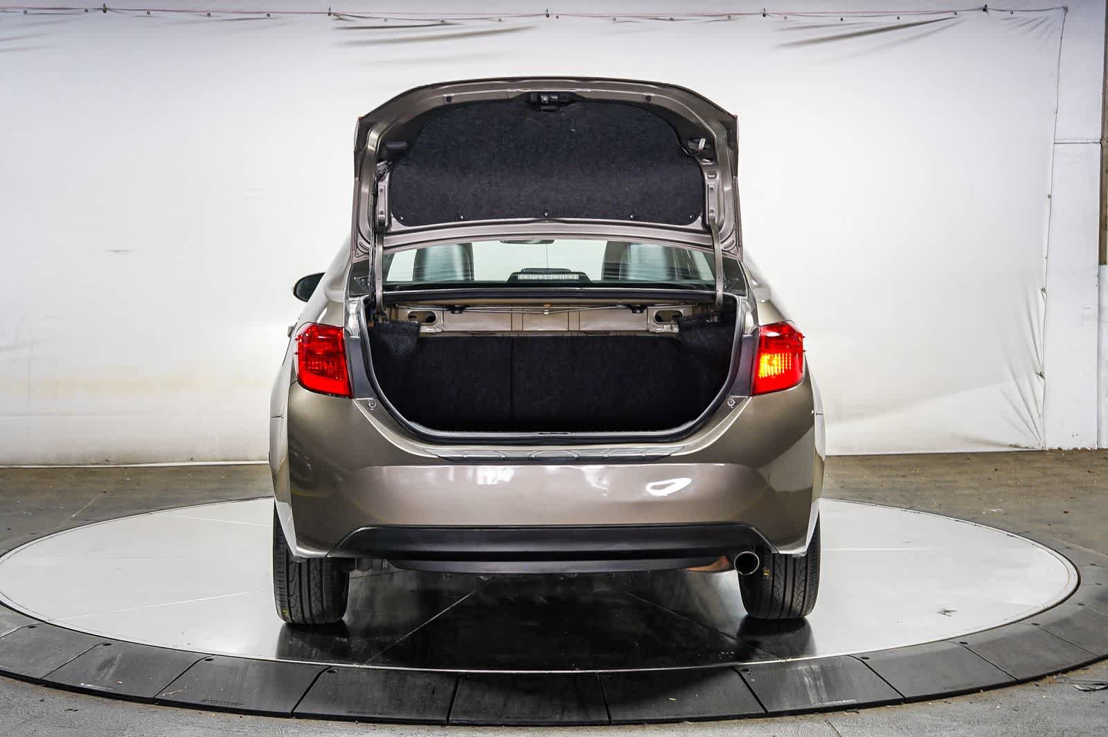 Certified 2018 Toyota Corolla SE FWD image 27