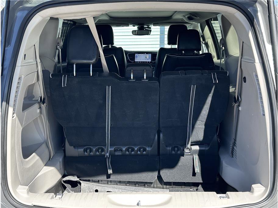 Used 2023 Chrysler Pacifica Limited image 32