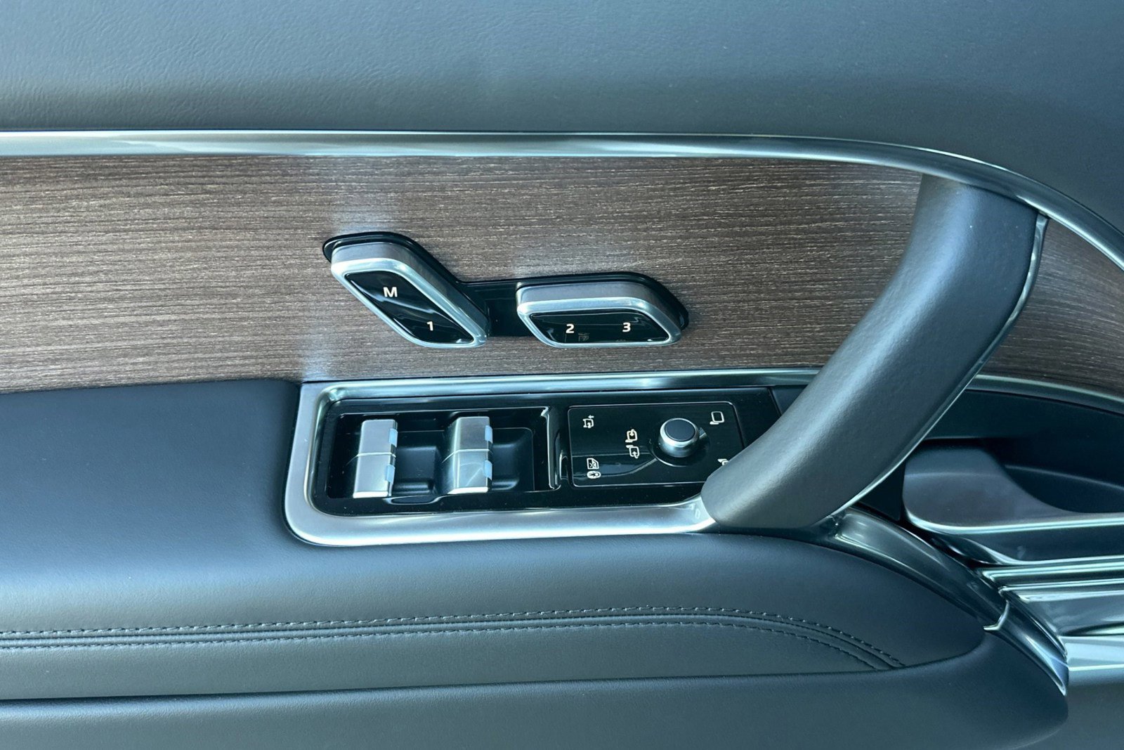 New 2026 Land Rover Range Rover Long Wheelbase SE image 14