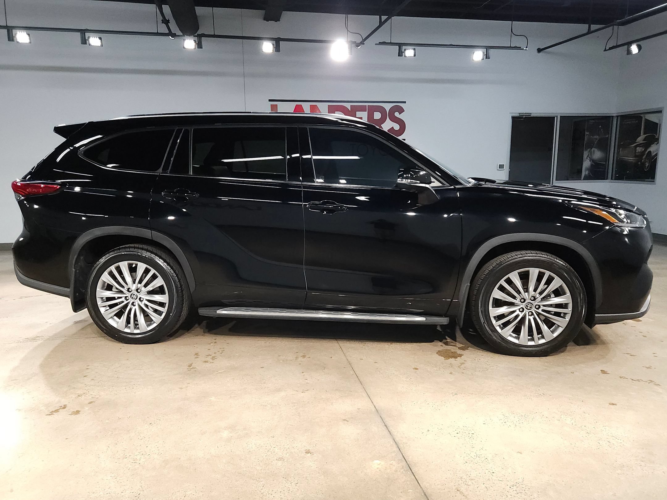 Used 2023 Toyota Highlander Platinum FWD image 8
