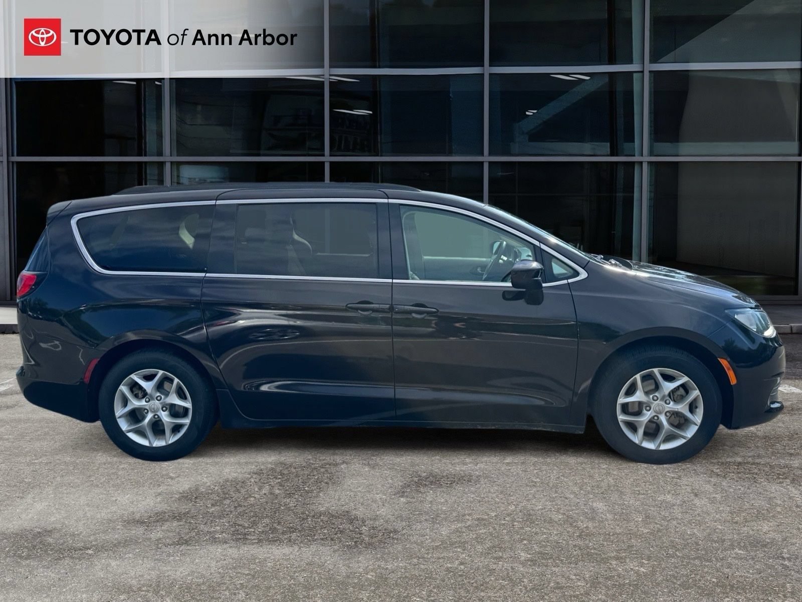Used 2018 Chrysler Pacifica Touring w/ Tire & Wheel Group FWD image 11