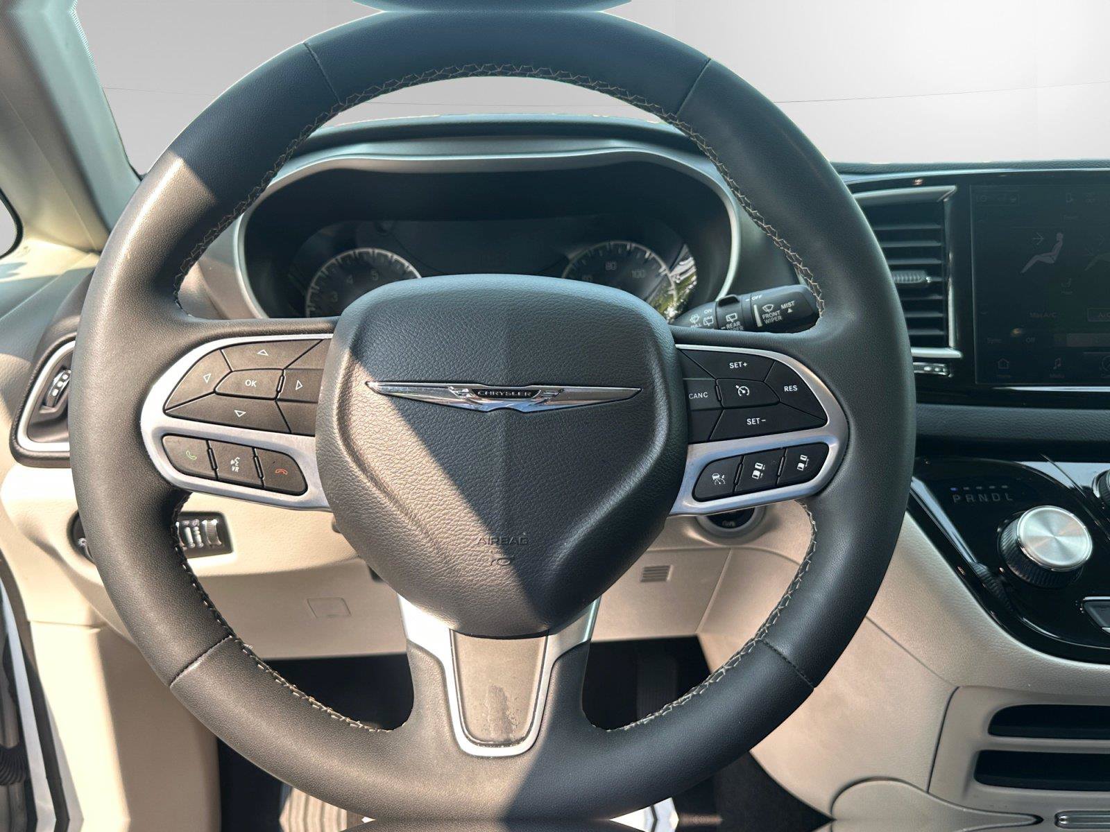 Used 2023 Chrysler Pacifica Touring-L FWD image 17