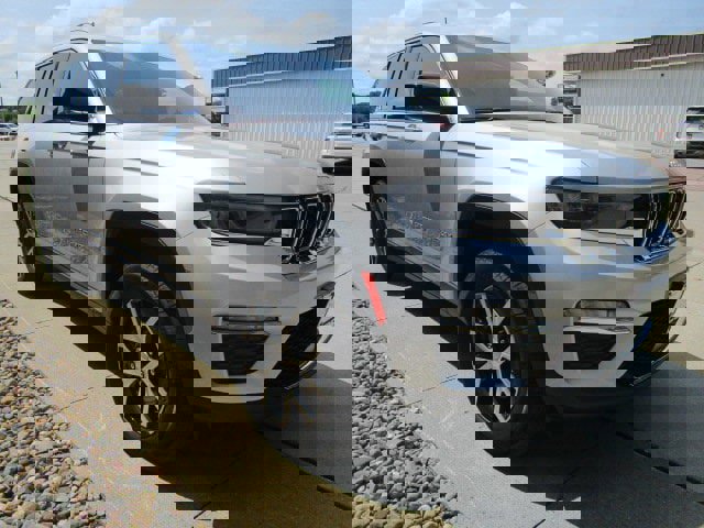 Used 2024 Jeep Grand Cherokee Limited image 3