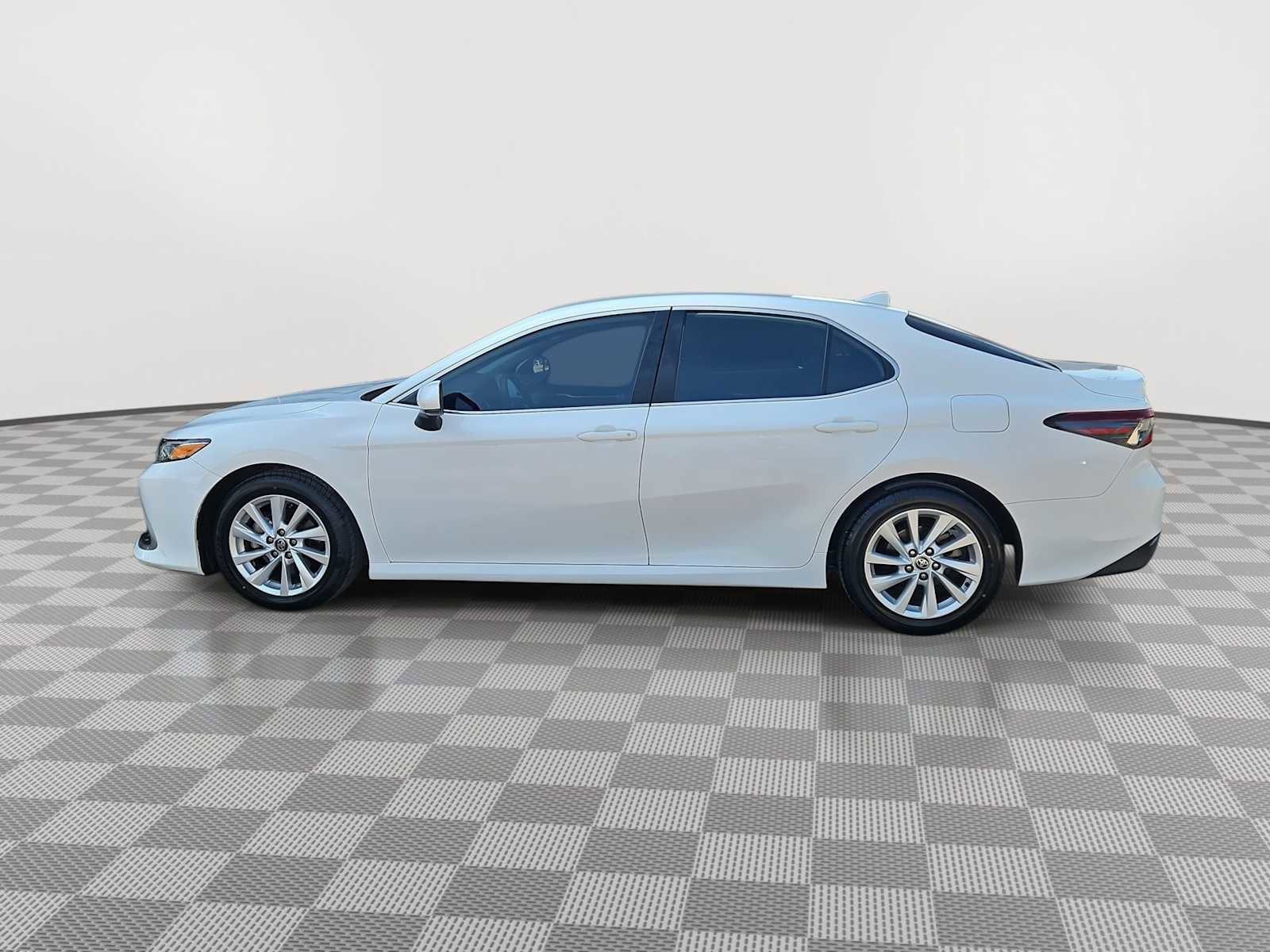 Used 2022 Toyota Camry LE image 5