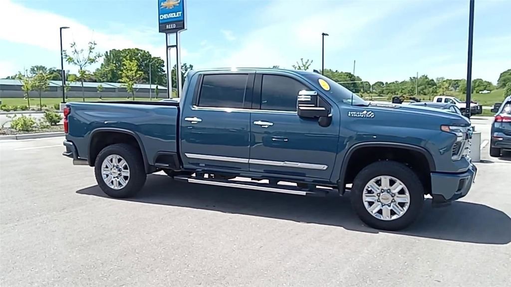 Used 2024 Chevrolet Silverado 2500 High Country w/ High Country Premium Package AWD/4WD image 6