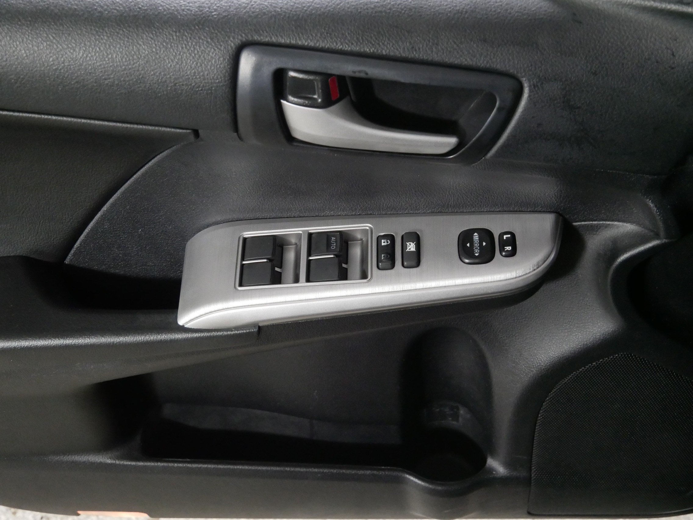 Used 2014 Toyota Camry SE FWD image 19