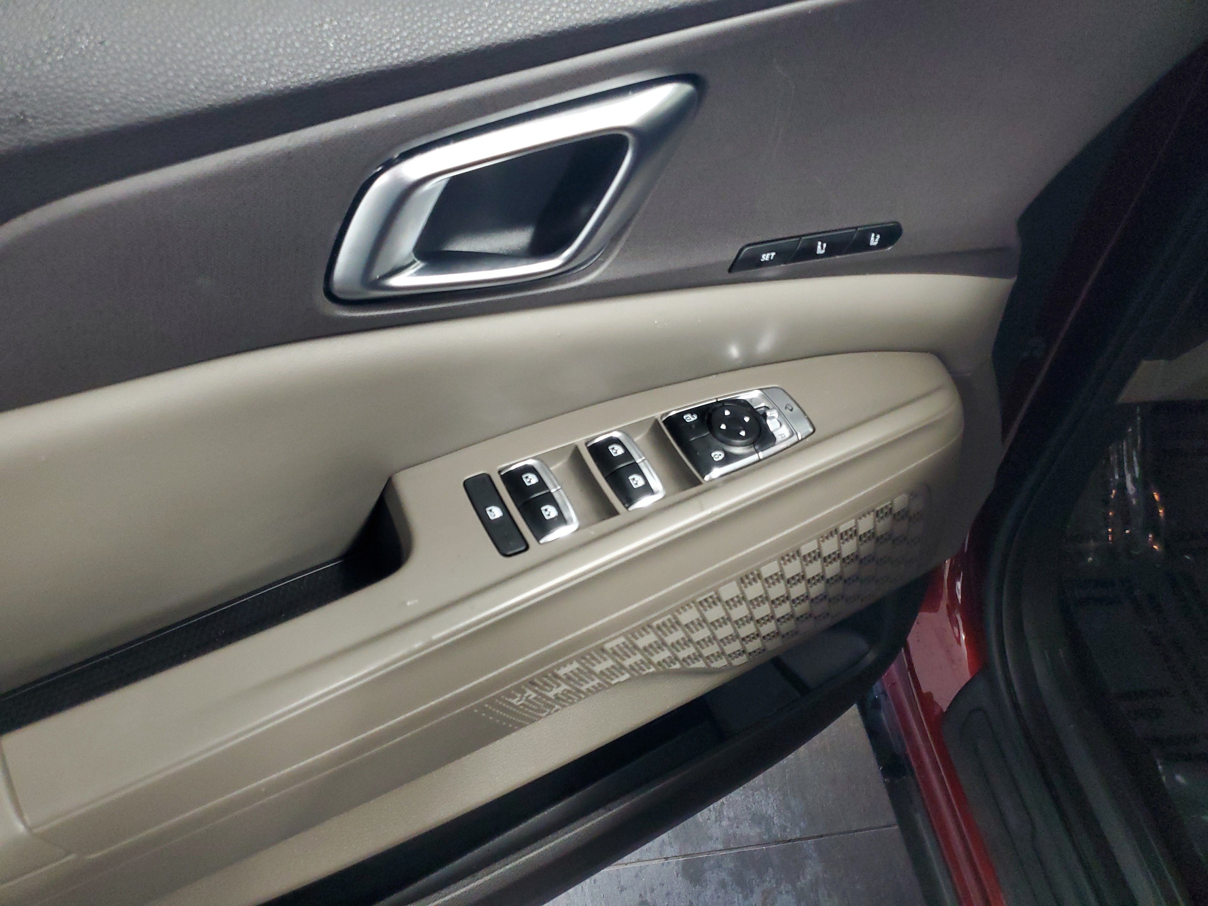 Used 2025 Kia Carnival EX FWD image 21