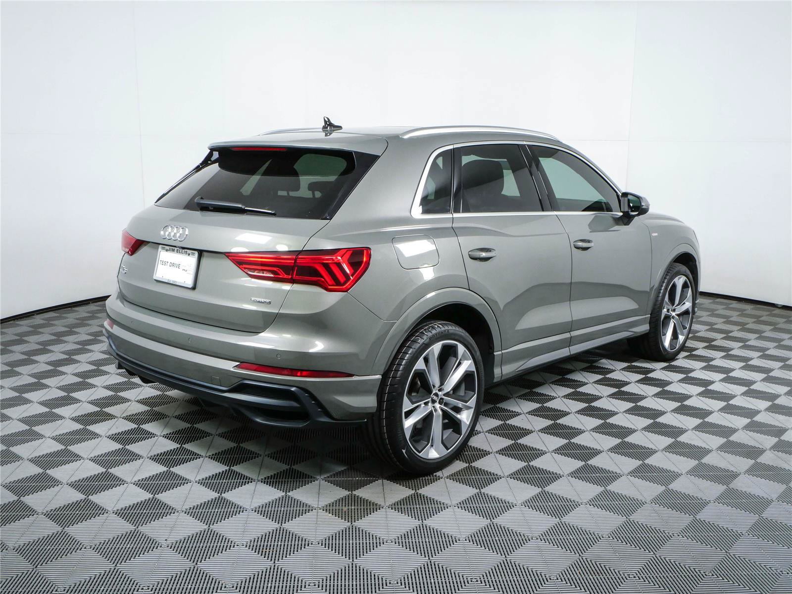 Used 2019 Audi Q3 2.0T Premium Plus w/ Premium Plus Package AWD/4WD image 3