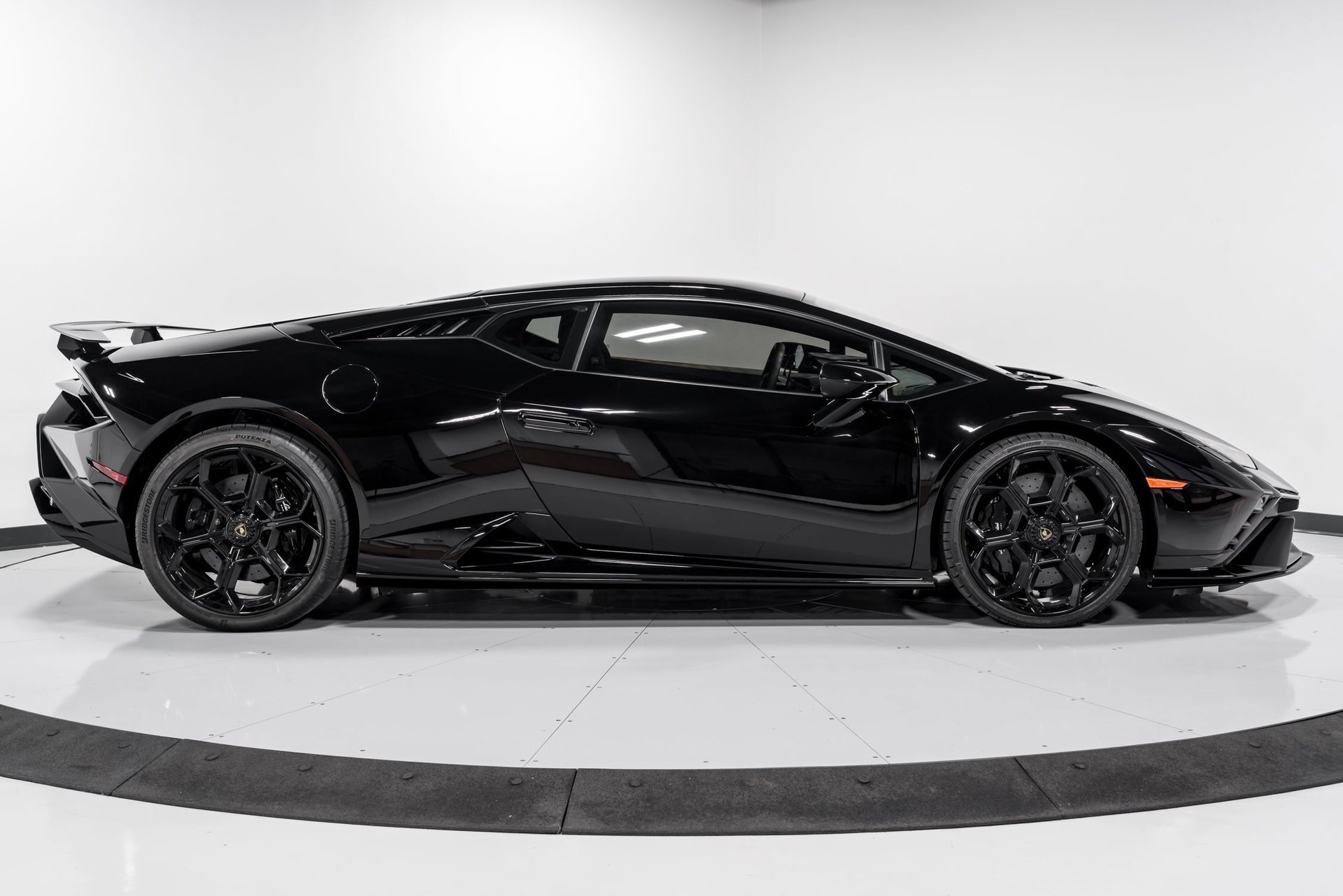 Used 2023 Lamborghini Huracan Tecnica image 2
